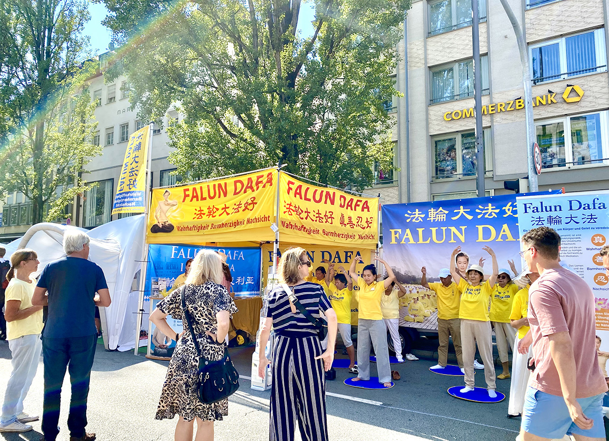 图1:二零二三年九月九日至十日,法轮功学员参加了慕尼黑利物浦大街节庆,向民众展示了法轮功的美好,并揭露中共迫害法轮功的罪恶。