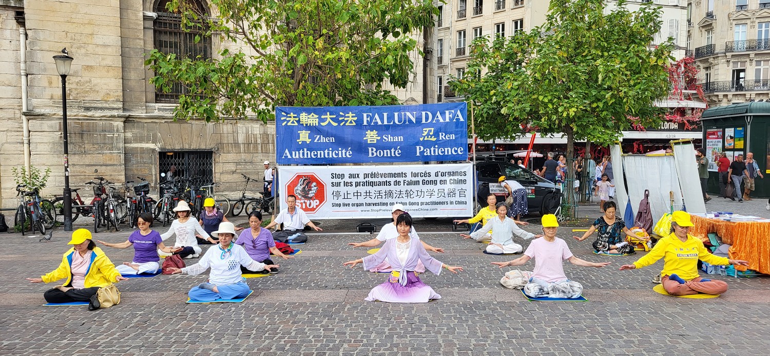 图1~2:二零二三年九月十六日星期六,法轮功学员在巴黎市中心夏特莱演示法轮功功法,向市民传递法轮大法的美好。
