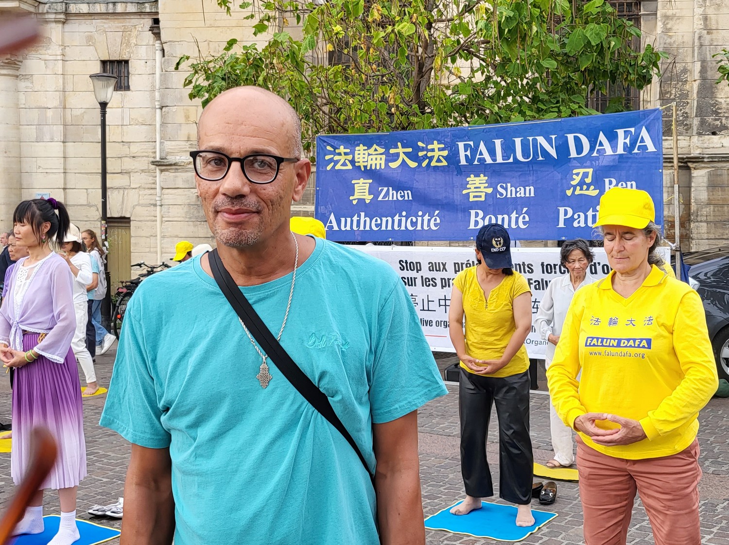 图5:弗朗索瓦-梅克雷亚在巴黎夏特莱鼓励学员说:“你们做得很好,坚持下去。”