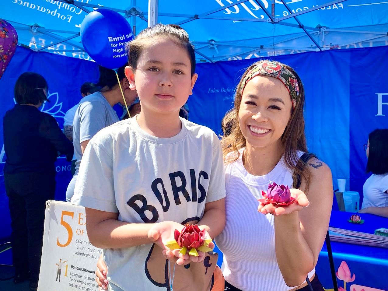 '图8:扎丽塔(Zarita Heng)和她的儿子,她觉得真、善、忍的普世价值是很好的理念。'
