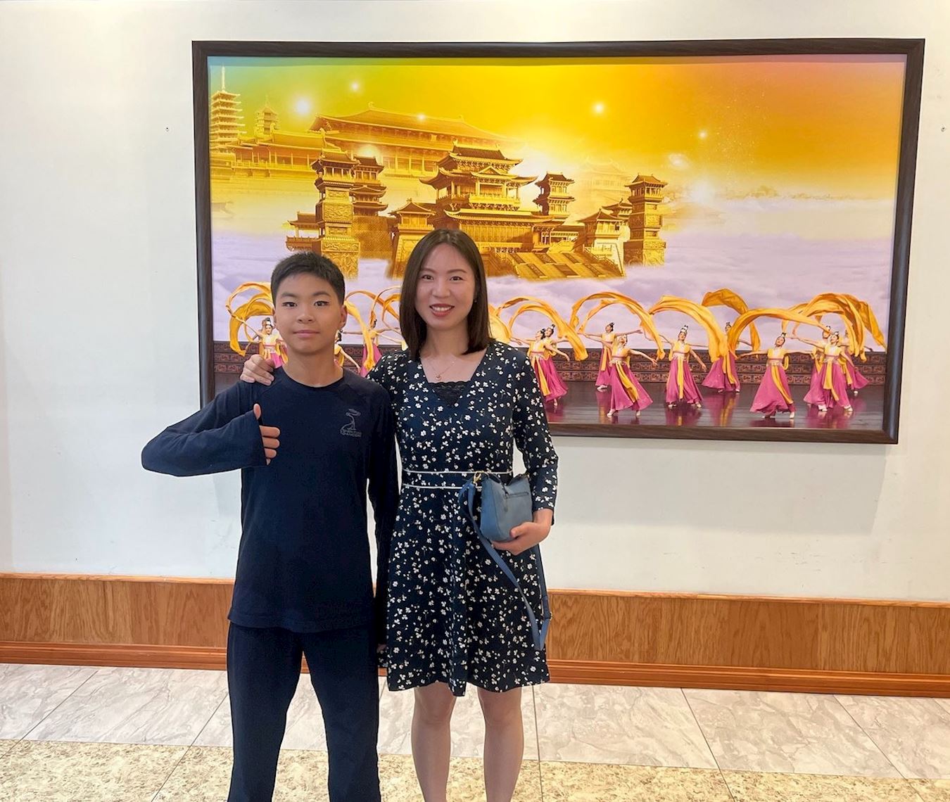 '图3:张紫薇和儿子恭祝师父中秋快乐!'