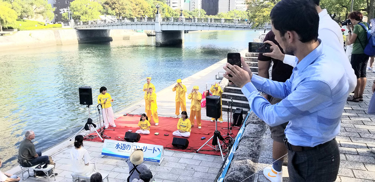 图2:游客在拍照录像