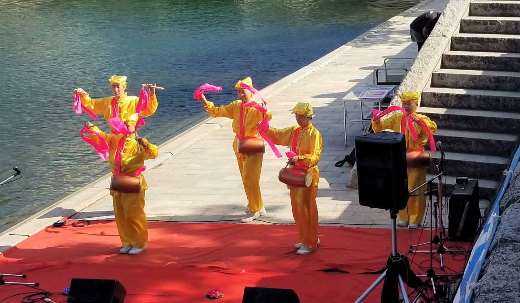 图3:法轮功学员表演中国的腰鼓舞