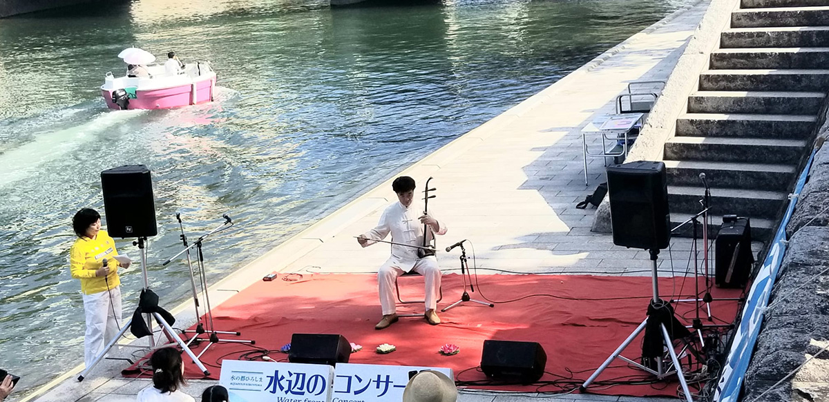 图4:法轮功学员在表演二胡独奏《得度》
