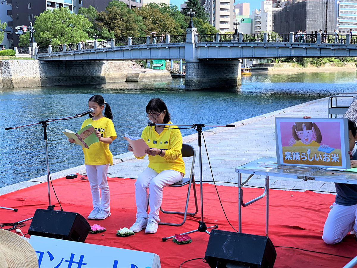 图5:法轮功学员在表演配画朗读故事 “了不起的米饭”