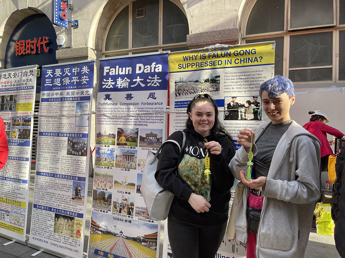 图5:伦敦大学生艾蜜(右)和她的朋友