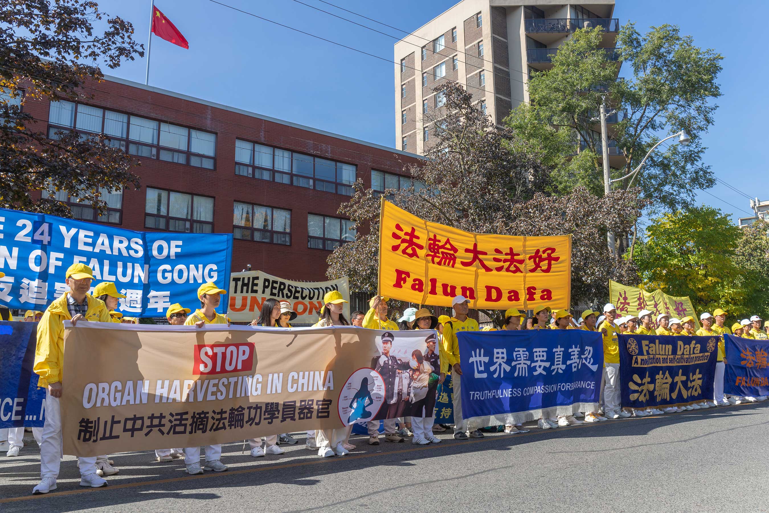 图14:游行终点在中领馆前