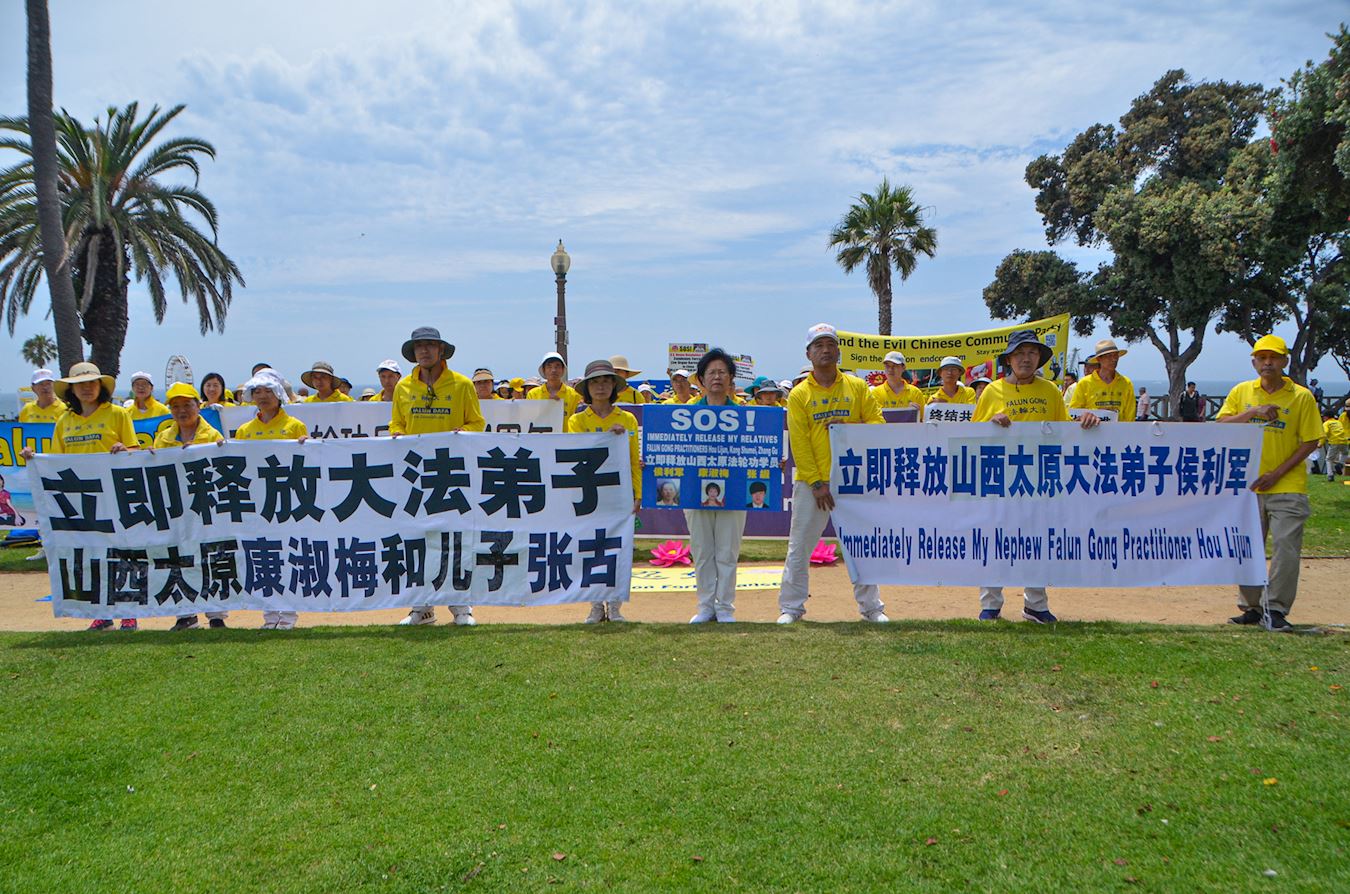 '图3:康女士(中)要求中共当局立即释放她的三位亲人侯利军、康淑梅和张嘏'