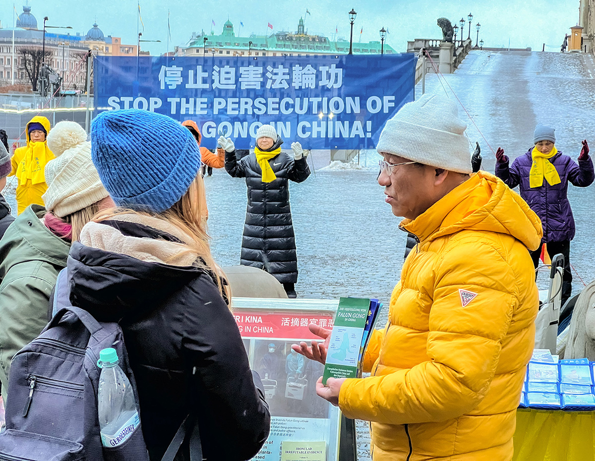 图1:二零二三年十二月二十九、三十日下午,法轮功学员在斯德哥尔摩钱币广场举办反迫害征签活动,向人们介绍法轮功、揭露中共迫害。