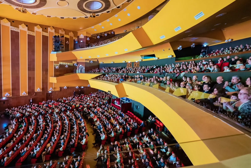 图2:二零二四年一月五日晚,美国神韵环球艺术团在意大利撒丁岛首府卡利亚里市的诗情剧场(Teatro Lirico)上演了第三场演出,也是本演季在当地的最后一场神韵演出。观众从撒丁岛各地慕名而来,三场演出皆一票难求,每场演出结束后,神韵艺术家都三次谢幕。(大<span style='max-width:0px!important;margin-left:-4px;color:#eee!important;'>.</span>纪<span style='max-width:0px!important;margin-left:-4px;color:#eee!important;'>.</span>元<span style='max-width:0px!important;margin-left:-4px;color:#eee!important;'>;</span>)