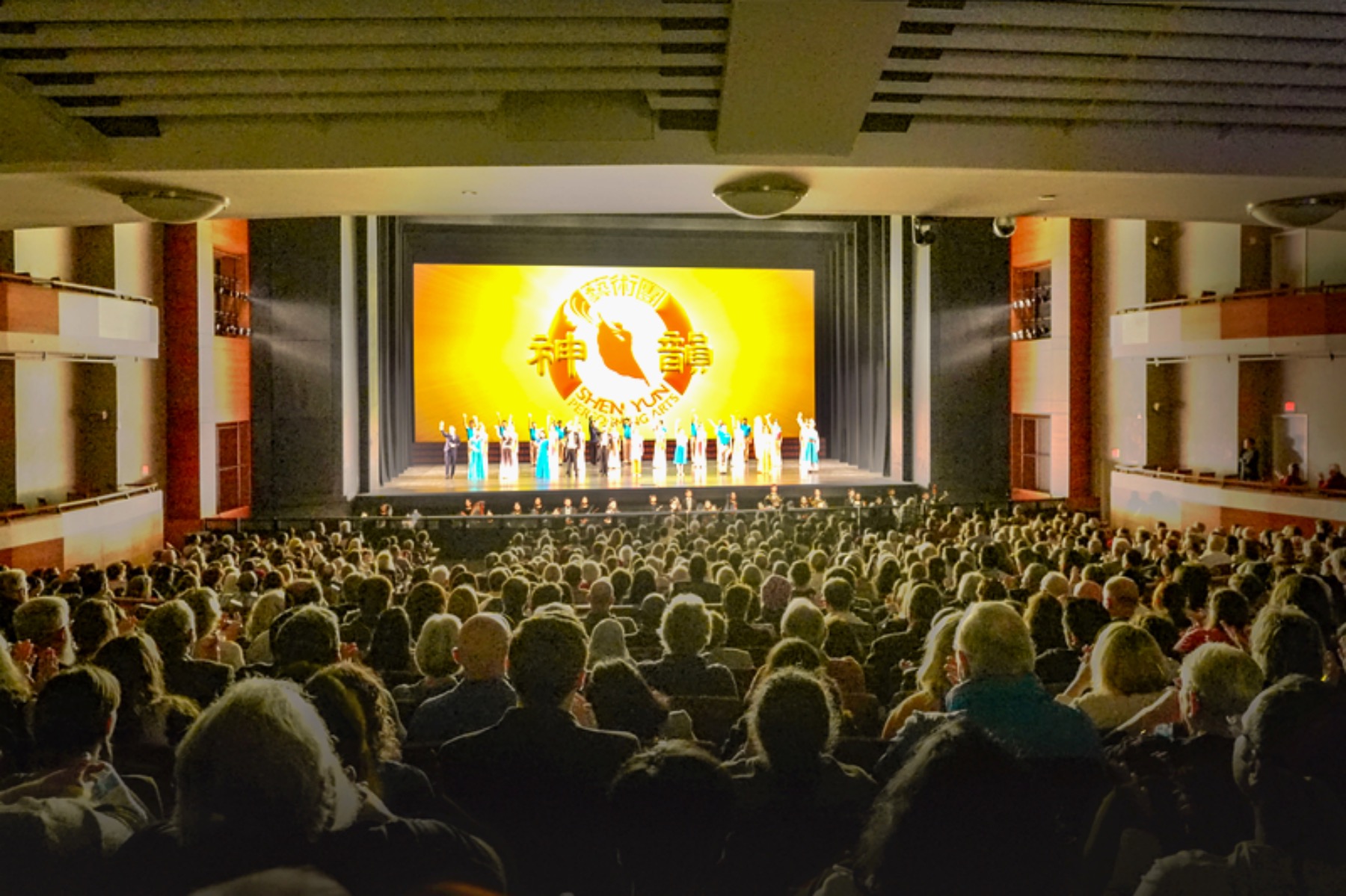 图7:二零二四年一月五日至七日,美国神韵北美艺术团在德州首府奥斯汀的朗氏表演艺术中心(The Long Center for the Performing Arts)上演了四场演出,场场爆满。图为一月六日下午第二场演出结束时,演员谢幕。(大<span style='max-width:0px!important;margin-left:-4px;color:#eee!important;'>.</span>纪<span style='max-width:0px!important;margin-left:-4px;color:#eee!important;'>.</span>元<span style='max-width:0px!important;margin-left:-4px;color:#eee!important;'>;</span>)