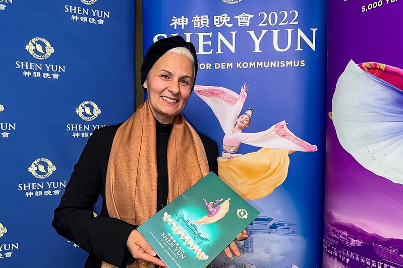 图14:二零二四年一月三日晚,意大利撒丁岛地区全国舞蹈大师协会主席卢安娜·范妮(Luana Fanni)女士在卡利亚里诗情剧场(Teatro Lirico)观看了美国神韵环球艺术团今年在当地的首场演出。( 大<span style='max-width:0px!important;margin-left:-4px;color:#eee!important;'>.</span>纪<span style='max-width:0px!important;margin-left:-4px;color:#eee!important;'>.</span>元<span style='max-width:0px!important;margin-left:-4px;color:#eee!important;'>;</span>)