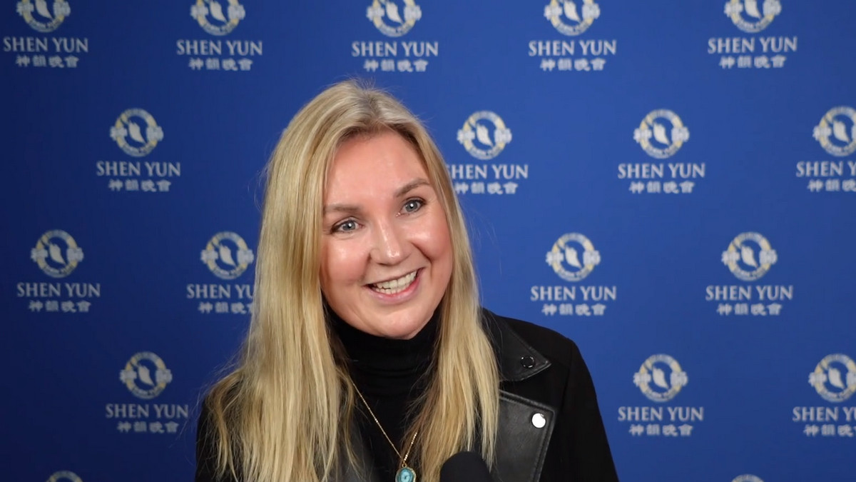图7:公共卫生顾问米兰达·蒂尔伯里(Miranda Tilbury)(新<span style='max-width:0px!important;margin-left:-4px;color:#eee!important;'>!</span>唐<span style='max-width:0px!important;margin-left:-4px;color:#eee!important;'>!</span>人<span style='max-width:0px!important;margin-left:-4px;color:#eee!important;'>:</span>电视台)说:“很幸运我能和家人一起观赏神韵,我们都很喜欢。”(新<span style='max-width:0px!important;margin-left:-4px;color:#eee!important;'>!</span>唐<span style='max-width:0px!important;margin-left:-4px;color:#eee!important;'>!</span>人<span style='max-width:0px!important;margin-left:-4px;color:#eee!important;'>:</span>电视台)