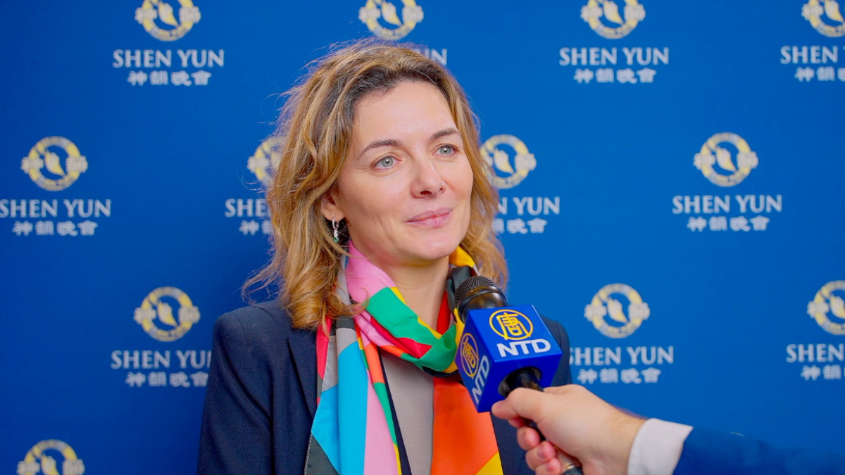 图8:国际葡萄酒专家马里内拉·阿黛林(Marinela Ardelean)对于神韵以卓越非凡的艺术形式向世界分享中国传统文化感到十分钦佩。(新<span style='max-width:0px!important;margin-left:-4px;color:#eee!important;'>!</span>唐<span style='max-width:0px!important;margin-left:-4px;color:#eee!important;'>!</span>人<span style='max-width:0px!important;margin-left:-4px;color:#eee!important;'>:</span>)