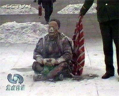 图4:王进东这位演员,号称双腿夹着的雪碧瓶,是用来装点燃自己的汽油的视频截图。(纪录片《伪火》中的视频截图)