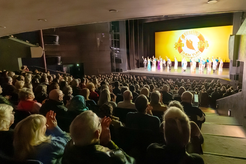 图2:二零二四年一月十七日和十八日,神韵新纪元艺术团在英国米尔顿凯恩斯剧院(Milton Keynes Theatre)上演了三场演出,场场爆满加座。图为十七日晚演出结束时,演员谢幕。(大<span style='max-width:0px!important;margin-left:-4px;color:#eee!important;'>.</span>纪<span style='max-width:0px!important;margin-left:-4px;color:#eee!important;'>.</span>元<span style='max-width:0px!important;margin-left:-4px;color:#eee!important;'>;</span>)