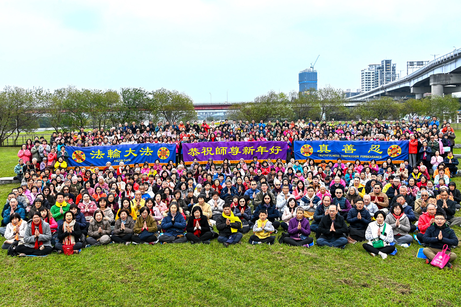 图1:一月二十八日中午,台北法轮功学员齐聚在华江河滨公园,齐声祝贺师父新年好。