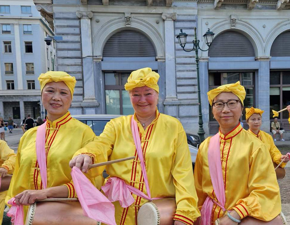 图14:腰鼓队中来自瑞典的法轮功学员们,站在中间的是安娜。