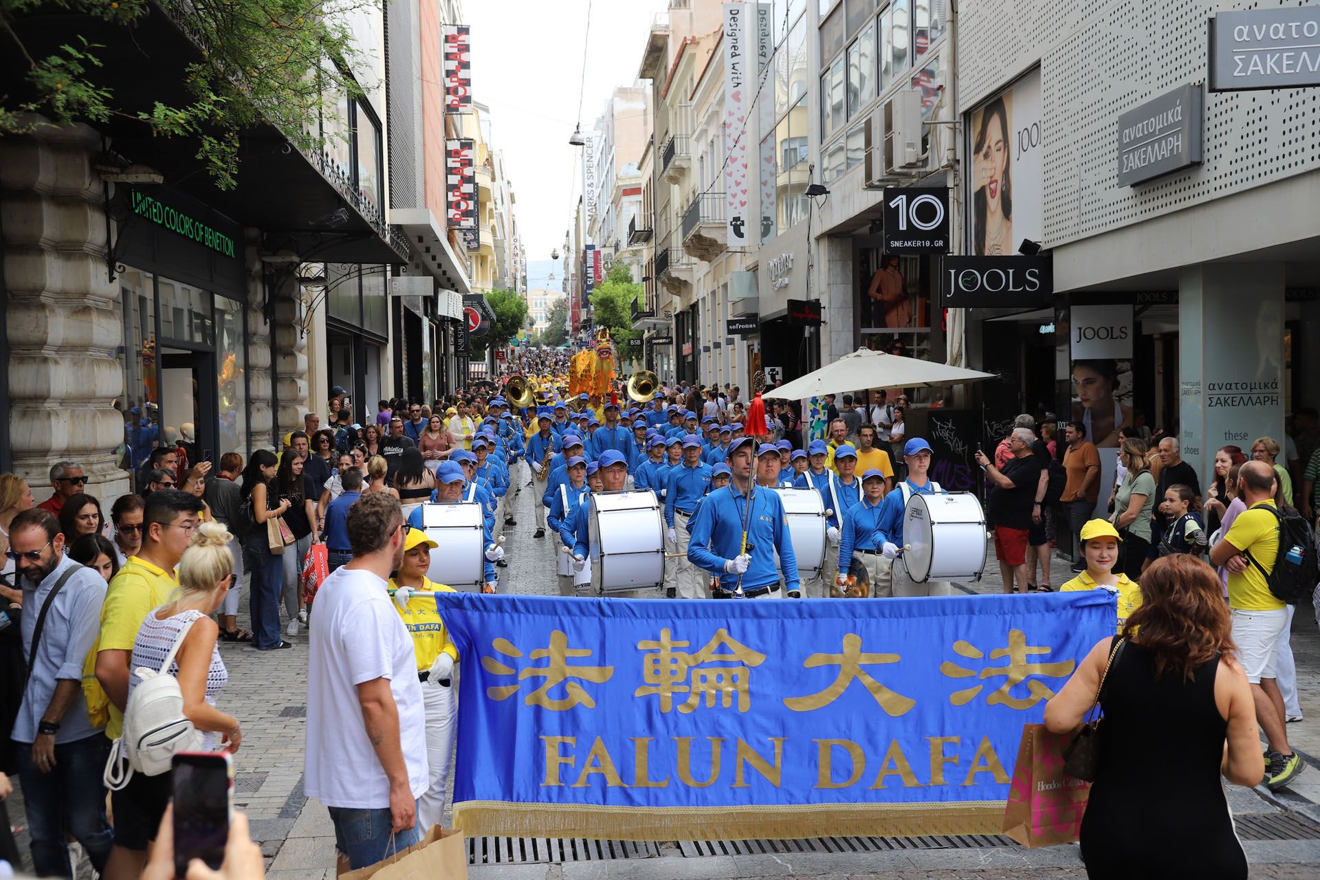 图1:二零二四年十月四日和五日,欧洲多国法轮功学员在希腊雅典举行和平反迫害游行。图为游行队伍穿过购物街。