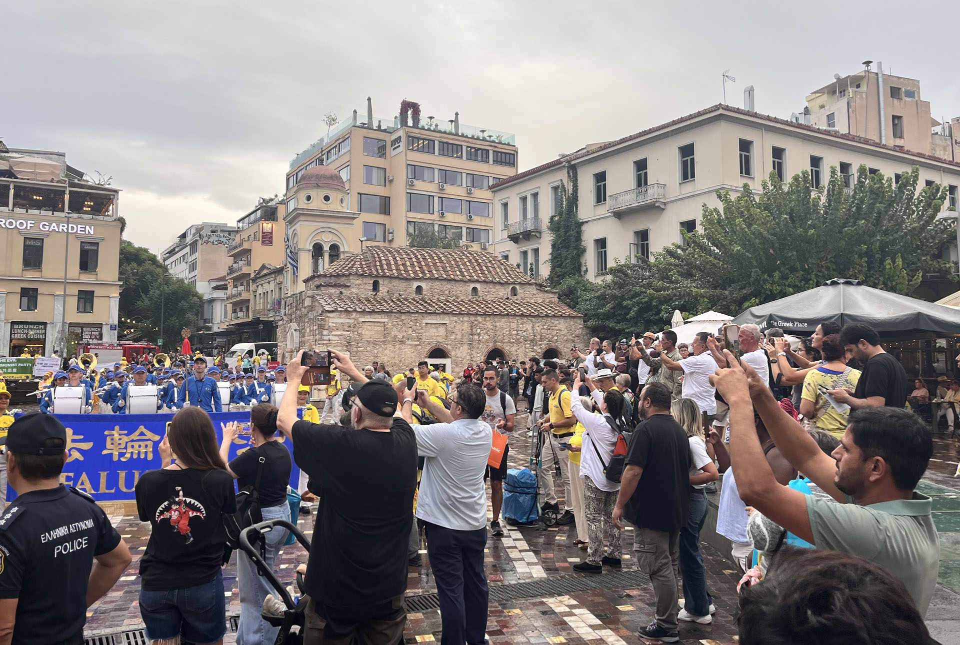 图2:游行队伍在蒙纳斯提拉齐广场(Monastiraki Square)吸引民众关注。