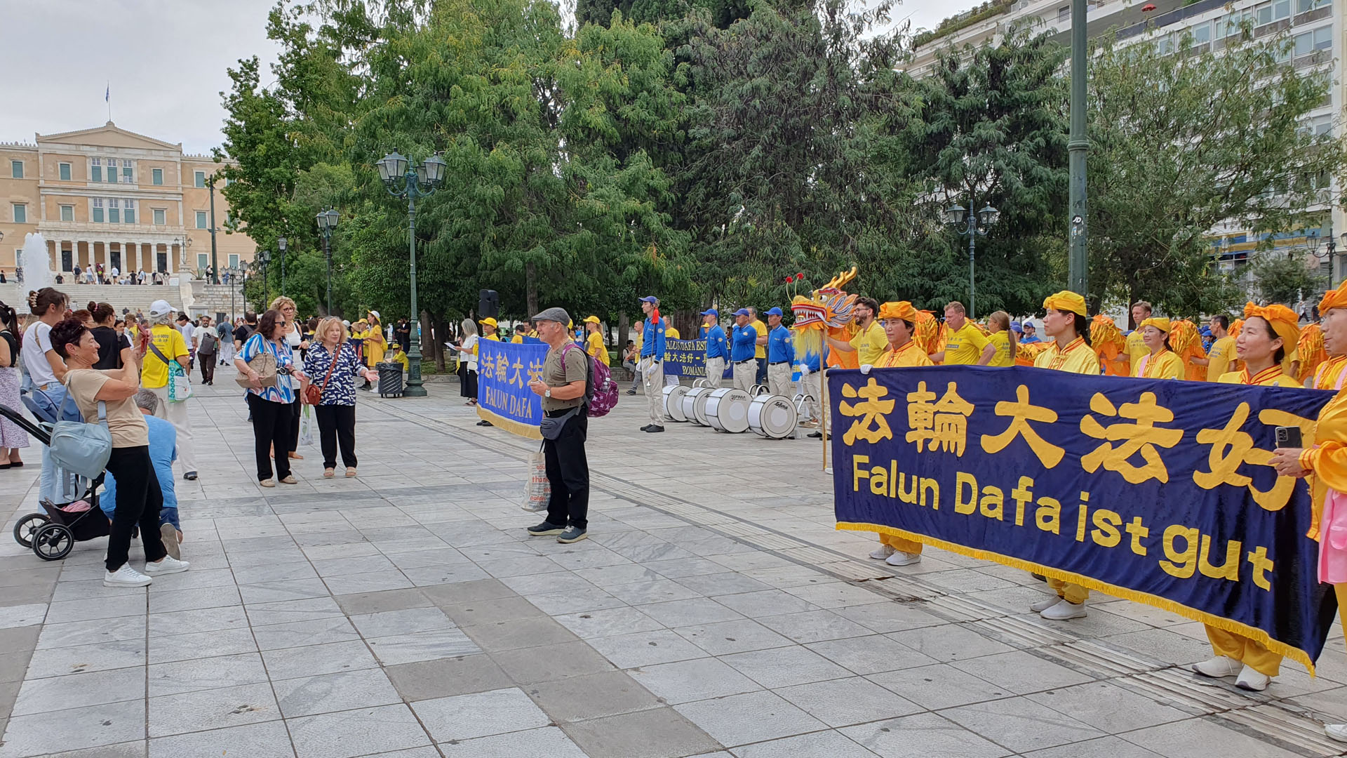 图4~7:法轮功学员在宪法广场(Syntagma Square)集会。