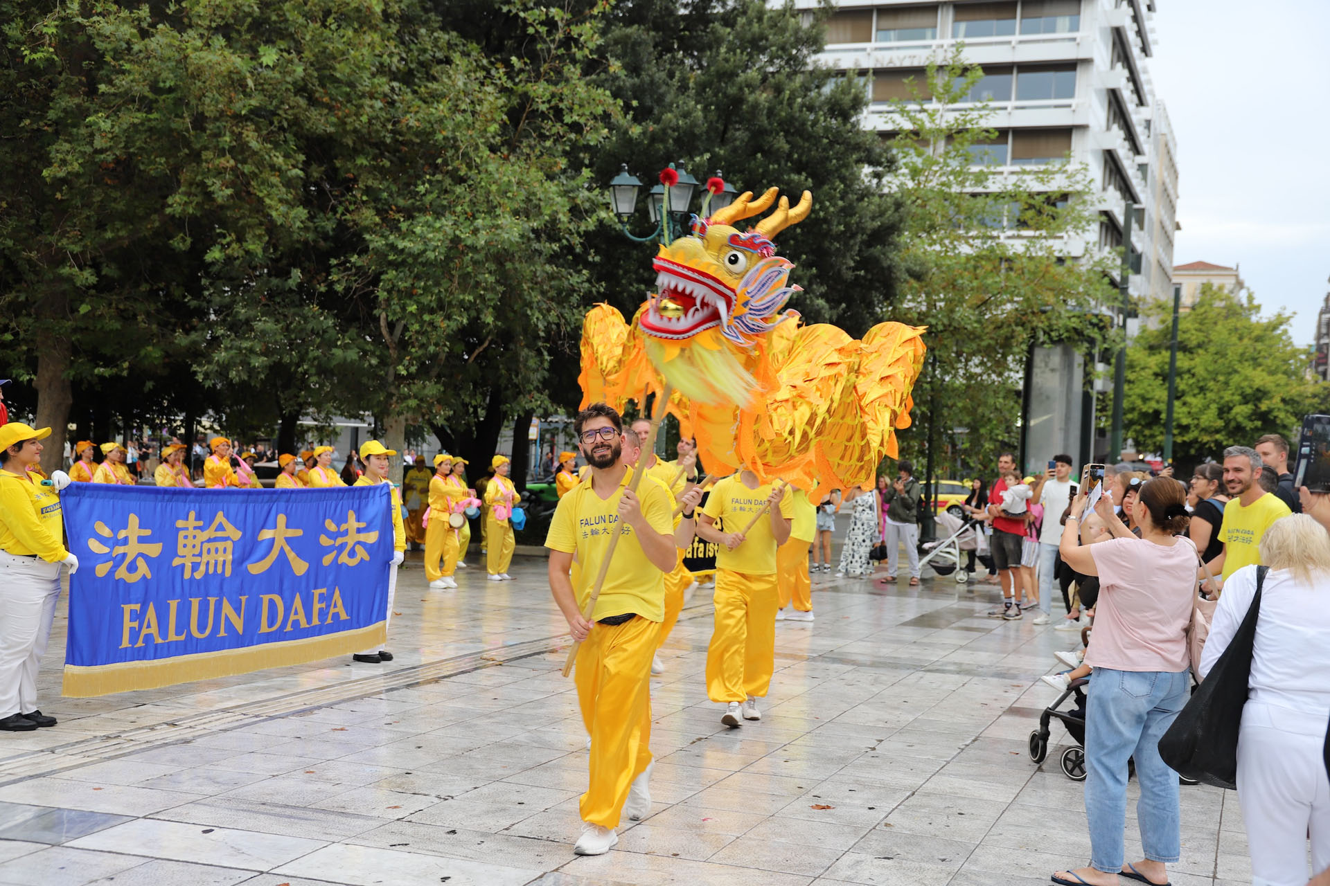 图10~12:人们观看游行并拍照