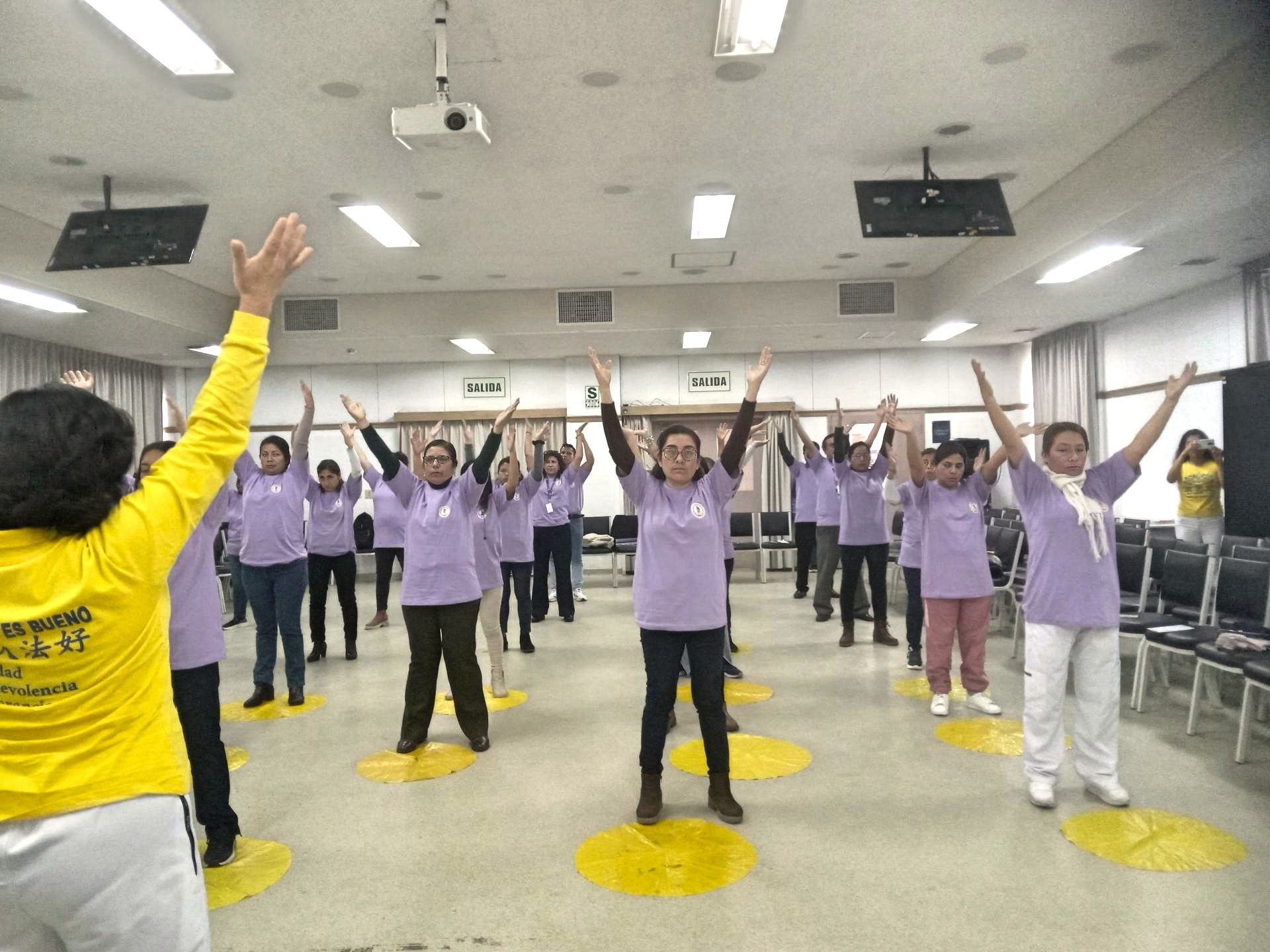 图3~5:助产士、护士们和医院员工学炼法轮功。