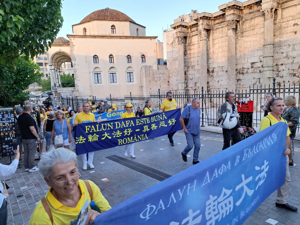 '图5:二零二四年十月四日和五日,罗马尼亚法轮大法学员在雅典的游行中行进。'