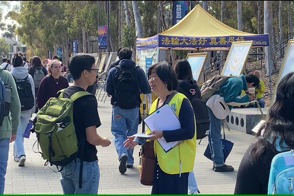 '图1~3:十月十四日,真善忍美展在加州大学圣地亚哥分校举办,学生们驻足观看画展,聆听讲解员的介绍,了解有关法轮功的讯息。'