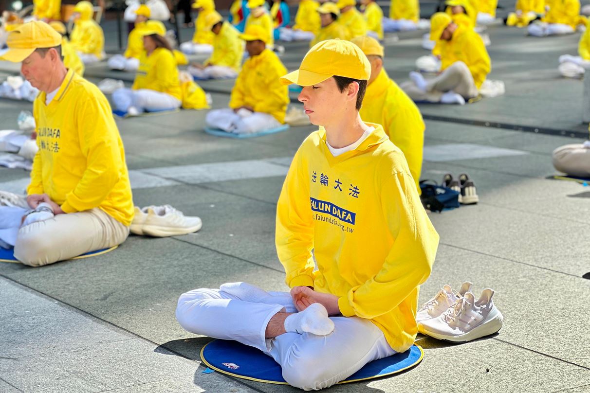 '图1~2:二零二四年十月二十五日清晨,澳大利亚各族裔法轮功学员在悉尼市中心马丁广场(Martin Place)晨炼,展示舒缓优美的五套功法。'