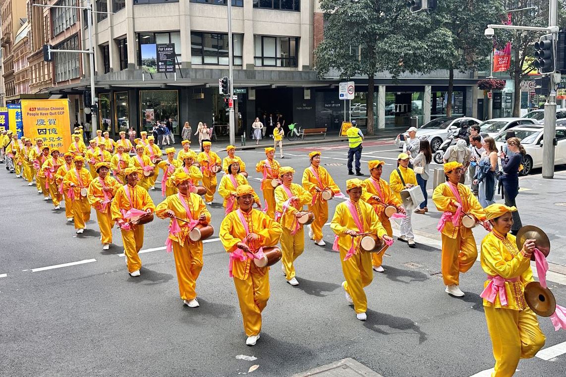 '图3~11:二零二四年十月二十五日中午,澳大利亚法轮功学员在悉尼市中心举行了盛大游行,传递大法美好和反迫害的真相。'