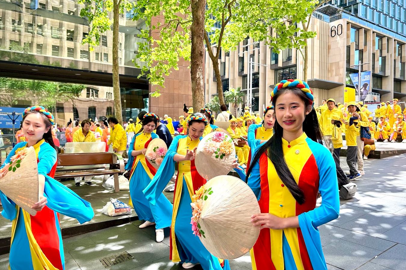 '图15:墨尔本中学生、法轮功学员黄敏安(Hoang Minh Anh)很珍惜和同修们相聚的机会。'