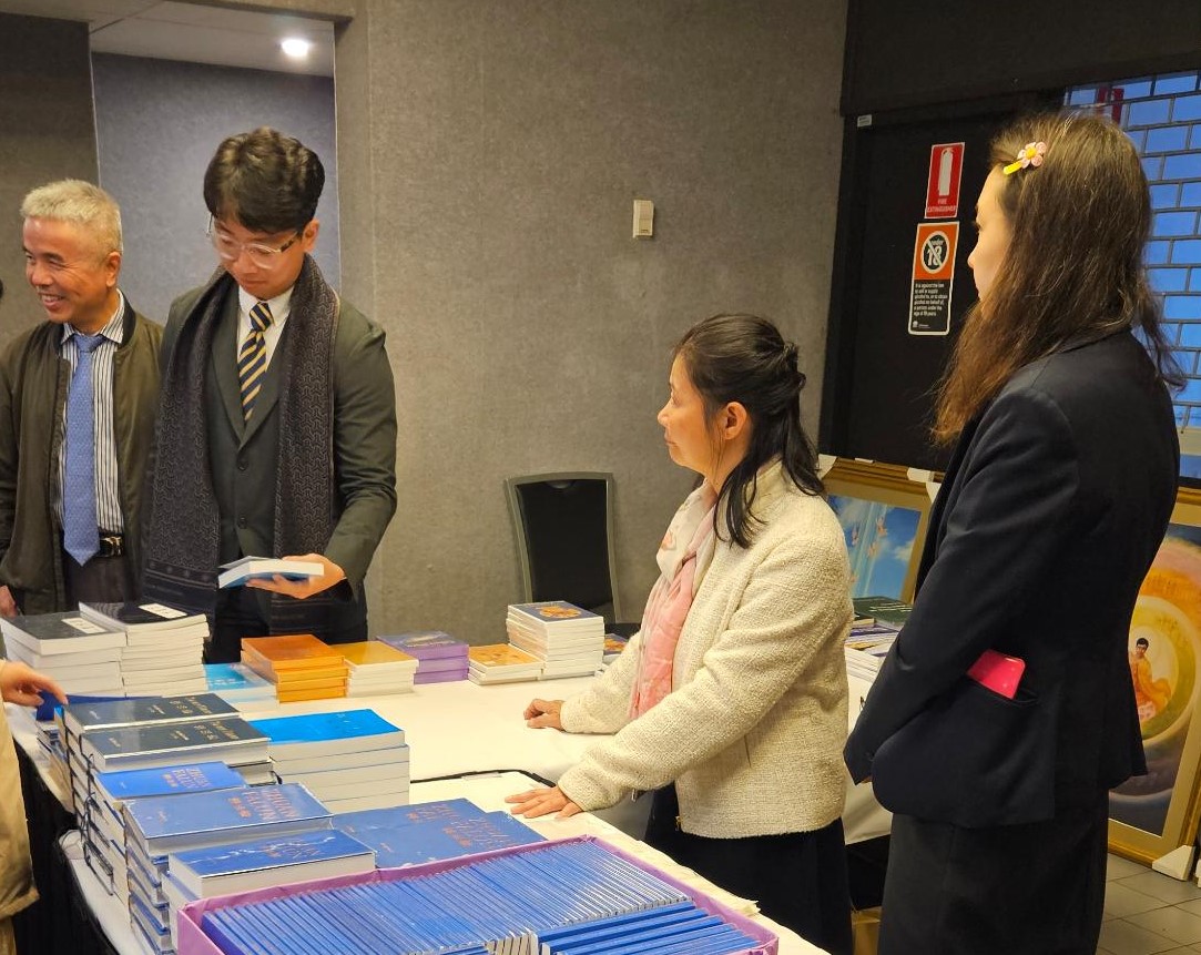 图1~4:学员们在会场外购买法轮功书籍