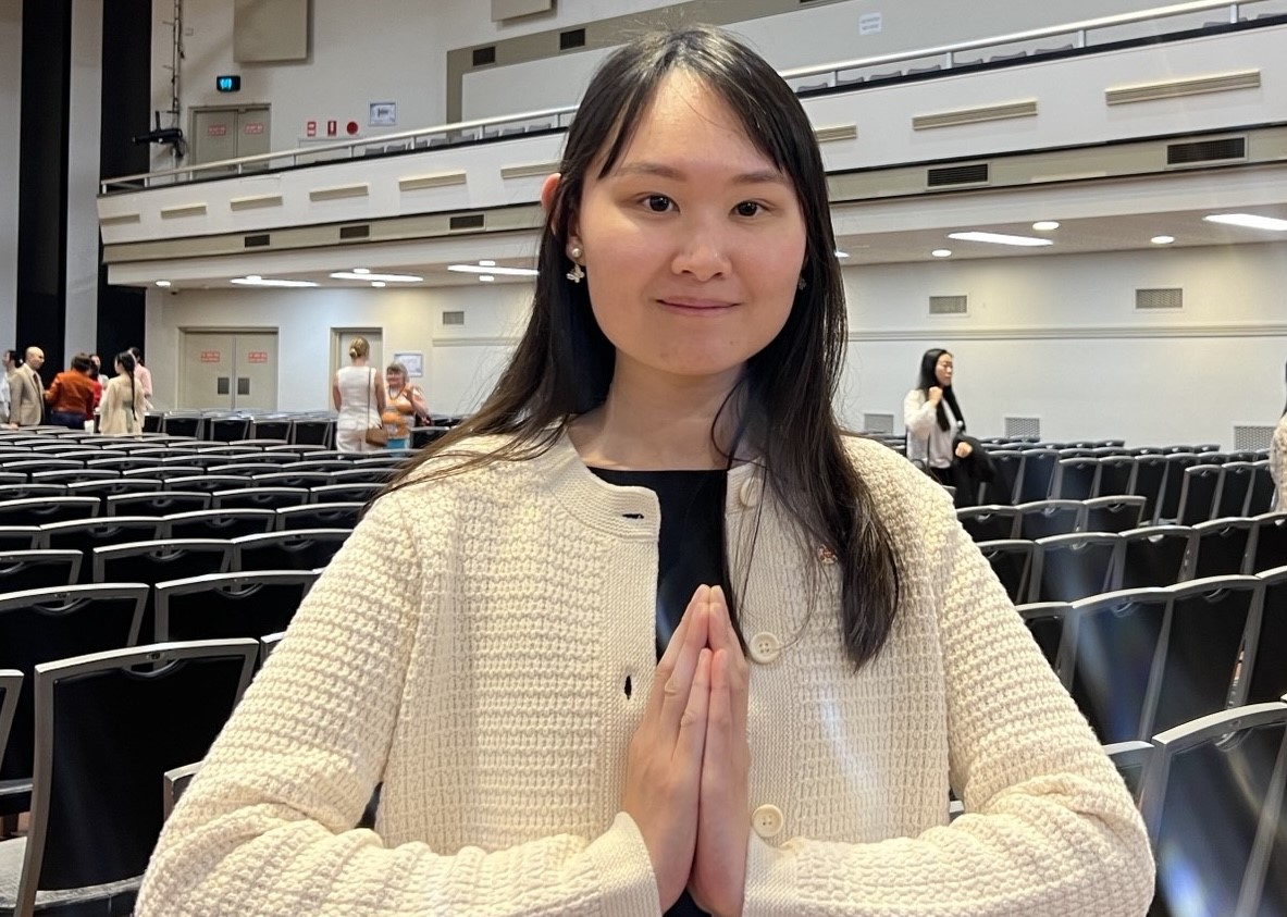 图2:凱瑟琳(Ketherine)在法会会场