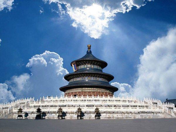 '天坛是中国古代帝王祭天的场所。自天坛建成至今,曾有23位皇帝在此举行过682次祭祀大礼。(公有领域)'