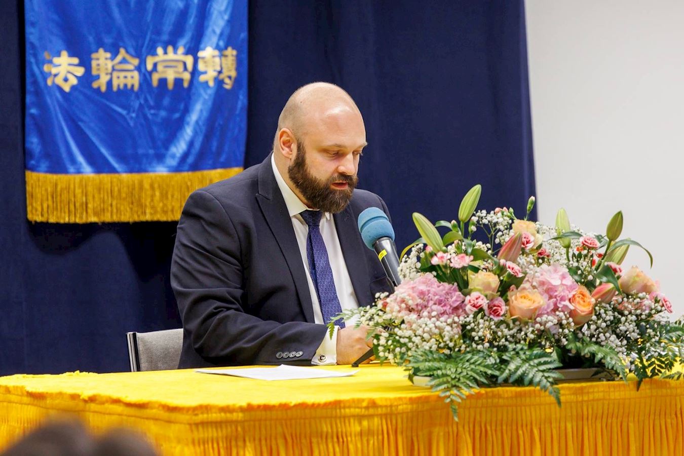 '图4:布拉格的学员卢卡斯在交流中'