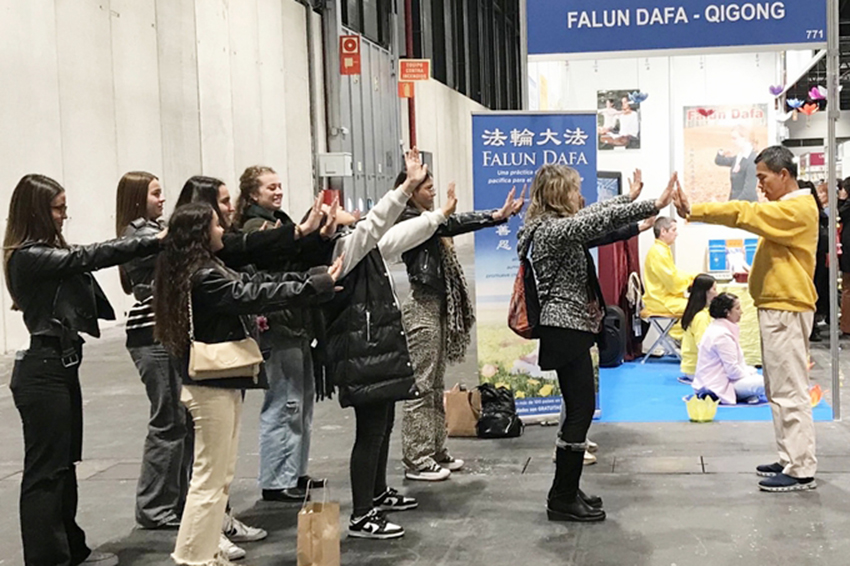 图7~8:参观者学炼法轮功功法。