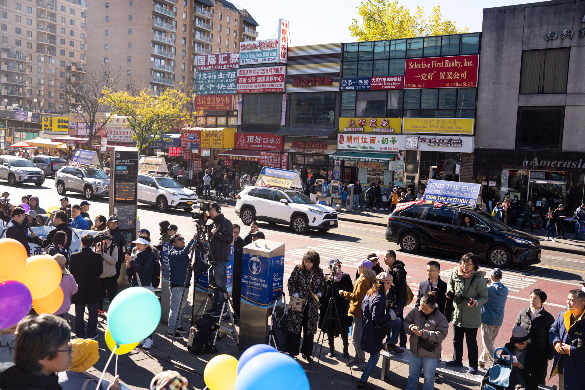 图6:集会的当天,纽约法轮功学员进行了车游,十多台车的车顶悬挂展板,传播退出中共党、团、队等相关组织的信息。