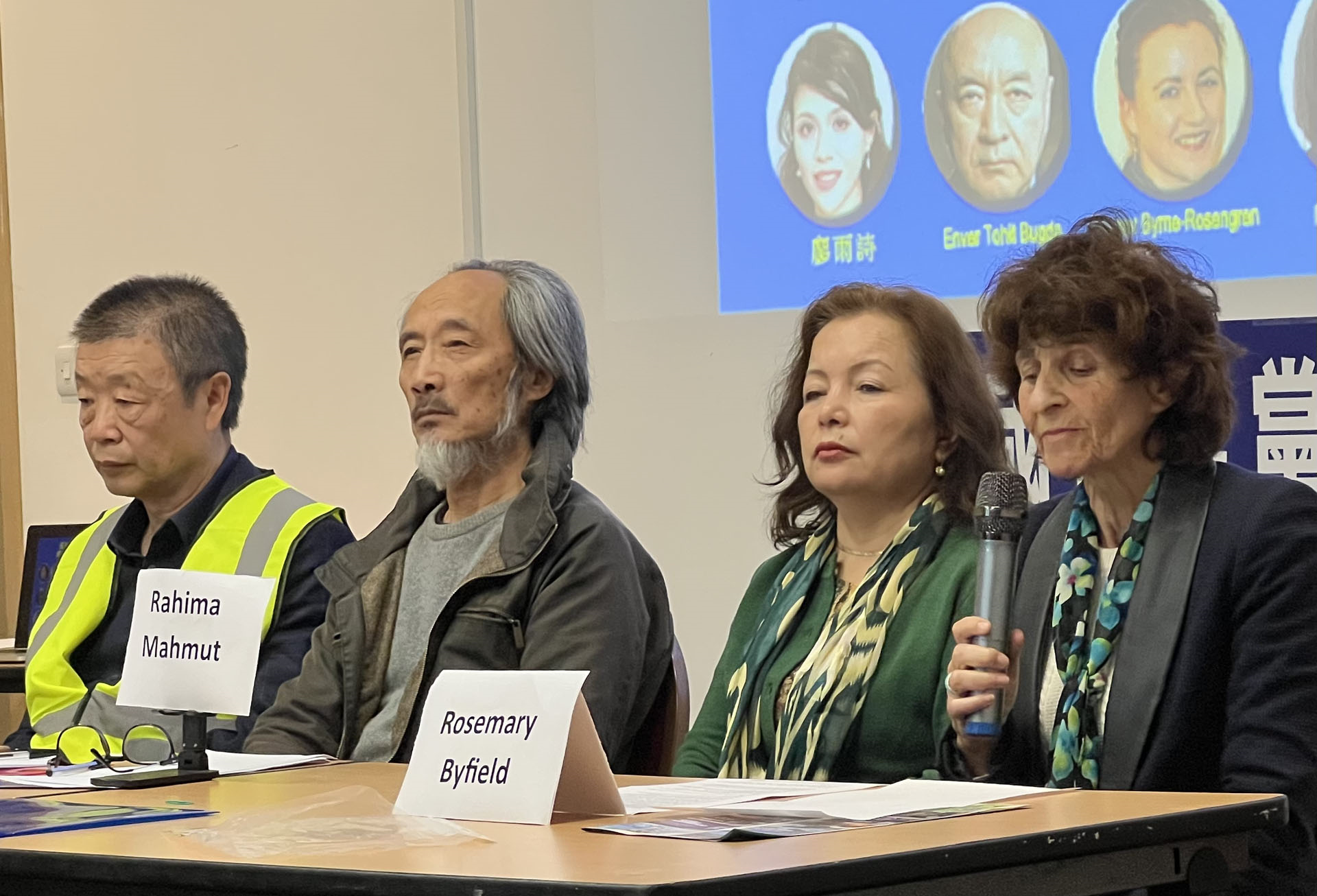 图6:英国法轮大法佛学会代表罗斯玛丽·拜菲尔德(Rosemary Byfield)(右一)