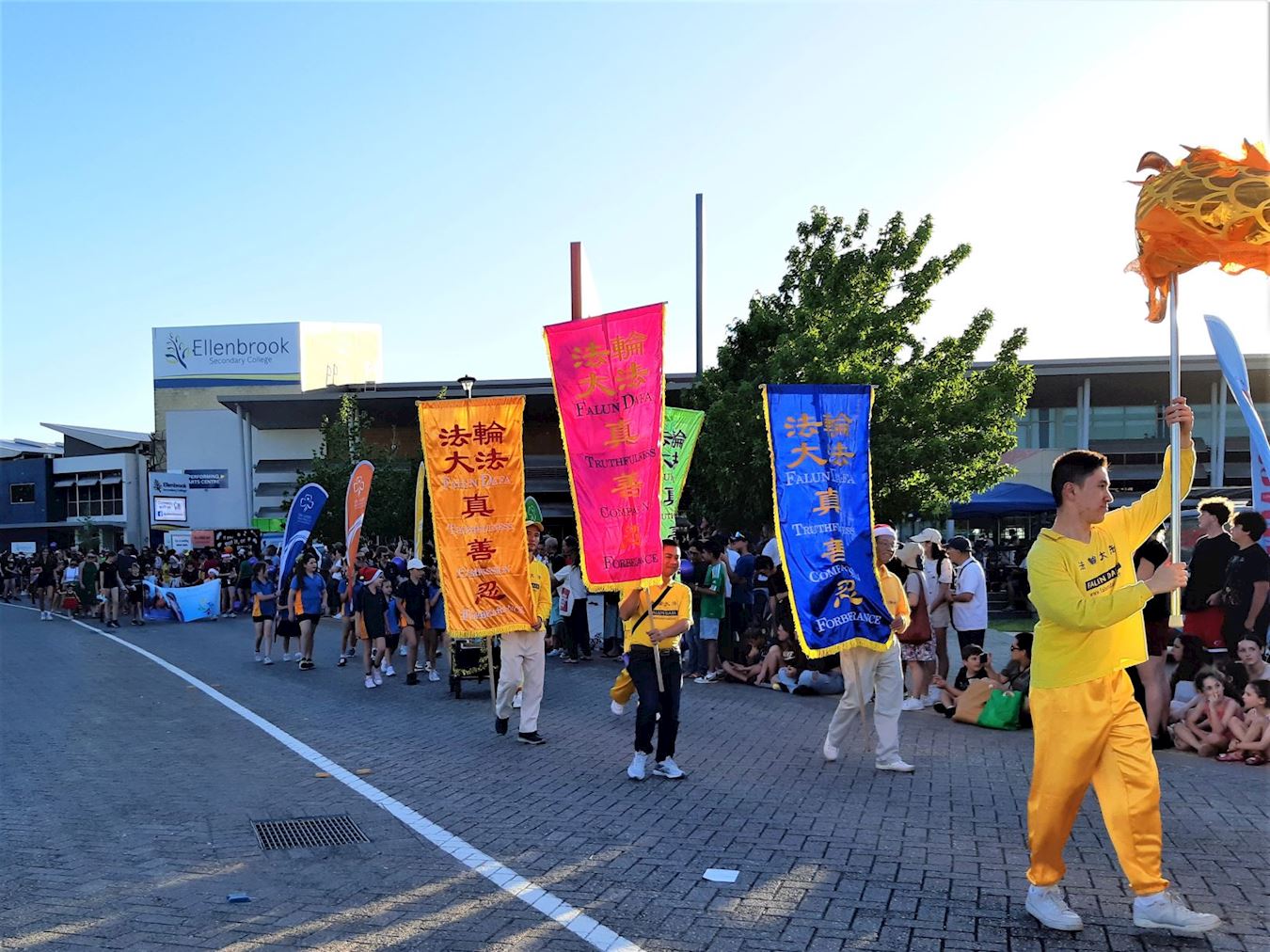 '图6~11:法轮功学员方阵在珀斯艾伦布鲁克圣诞游行队伍中。'