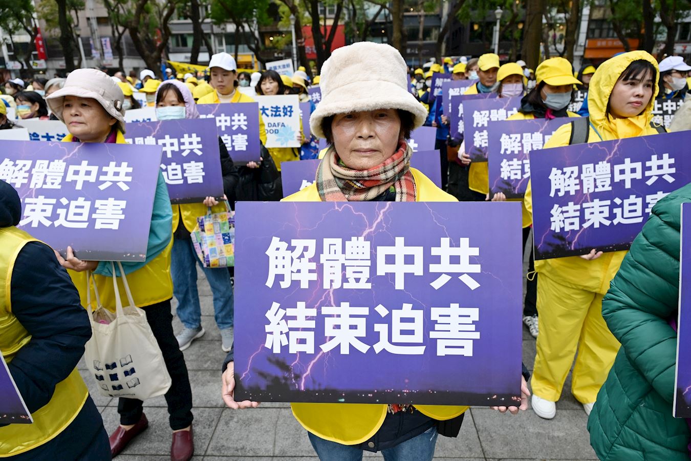 '图3~6:法轮功学员手持“世界需要真、善、忍”“制止中共活摘器官”“解体中共结束迫害”等小型展板,呼吁停止迫害。'