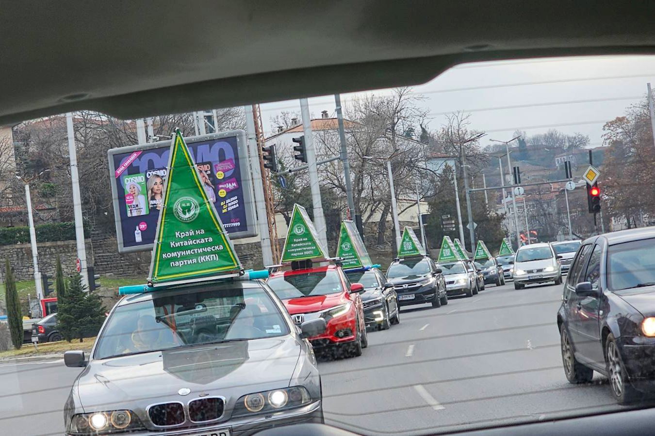 '图4~6:保加利亚部份学员在第二大城市普罗夫迪夫(Plovdiv)举行了真相车队游行,经过普罗夫迪夫市中心的特里蒙齐姆华美达酒店。'