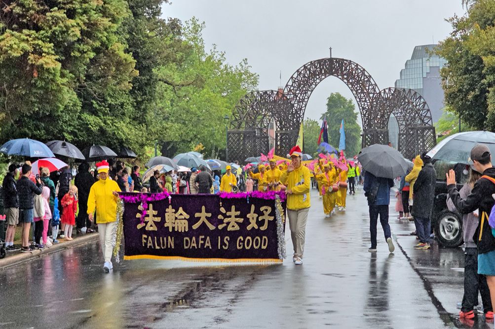 '图8:二零二四年十一月三十日,由新西兰法轮功学员组成的腰鼓队参加了罗托鲁瓦(Rotorua)的圣诞游行。'