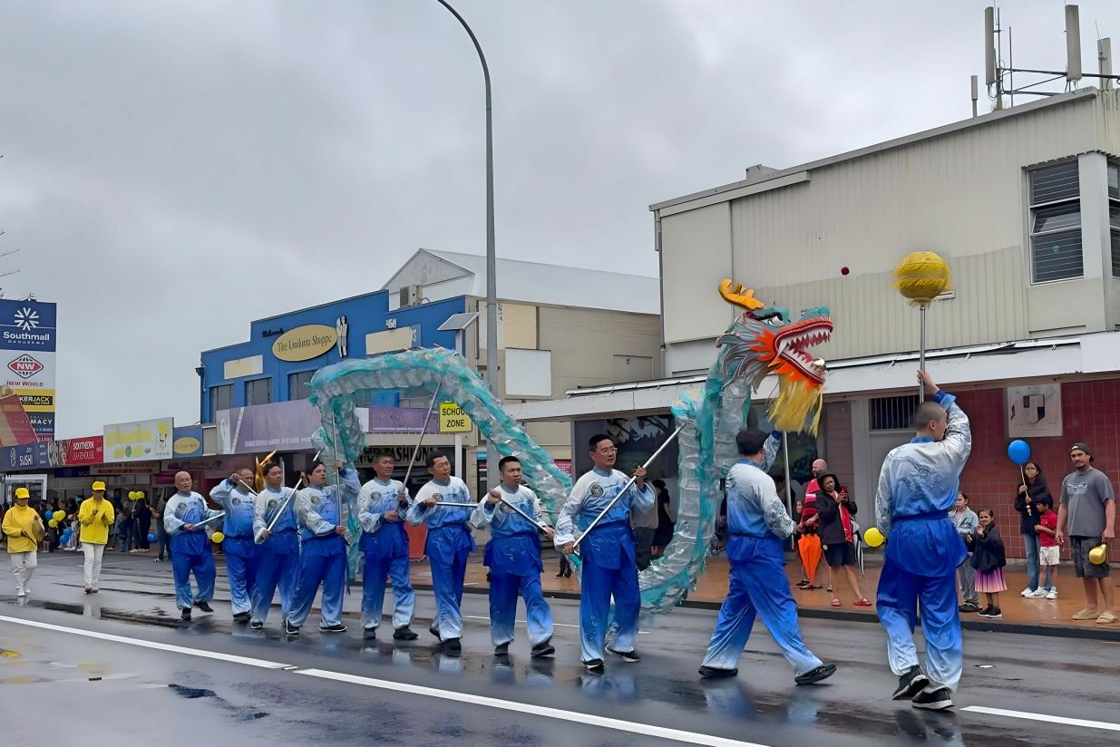 '图12~13:二零二四年十一月三十日,由新西兰法轮功学员组成的舞龙队参加了奥克兰Manurewa区圣诞游行。'