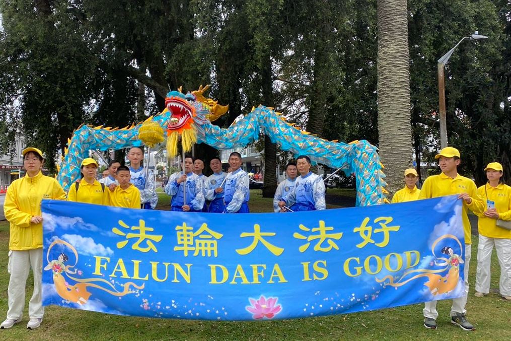 '图14:二零二四年十二月一日,由新西兰法轮功学员组成的舞龙队参加了奥克兰Devonport区圣诞游行。'