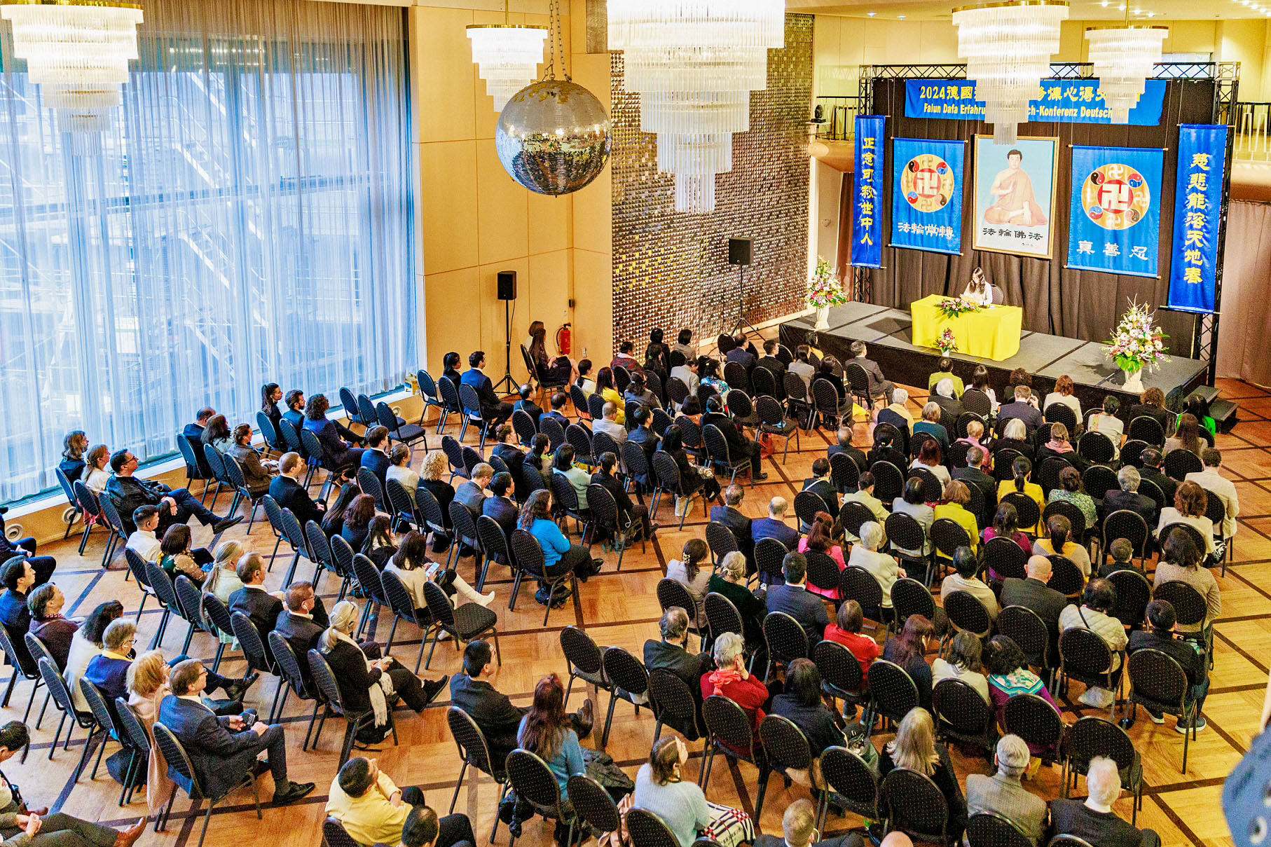 图1~2:二零二四年德国法轮大法修炼心得交流会于十二月二十八日在首都柏林召开。图为法会现场。