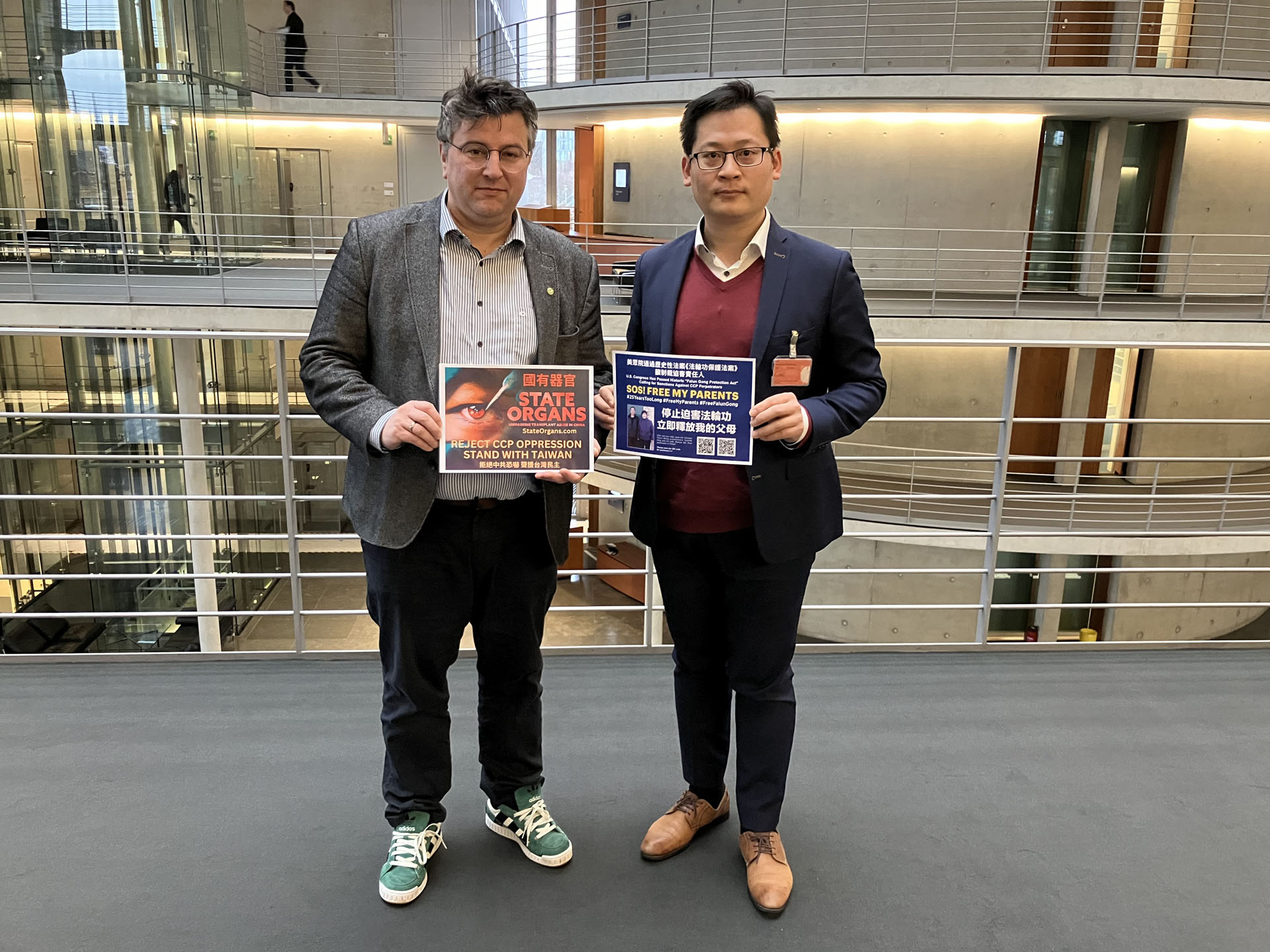 图2:德国国会议员鲍里斯-米亚托维奇手持海报谴责中共活体摘取人体器官罪行