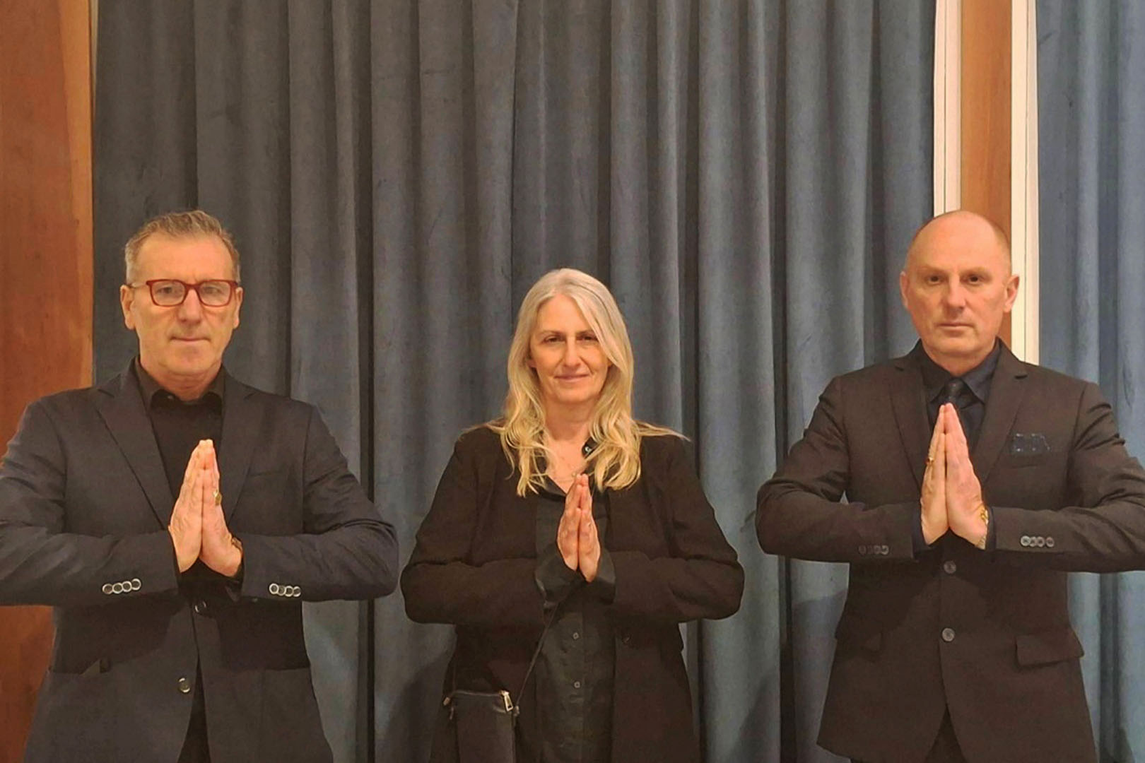 图1~3:二零二四年十二月三十日,意大利大法弟子感恩师尊救度,恭祝师父新年快乐!