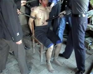'中共酷刑演示:电棍电击'