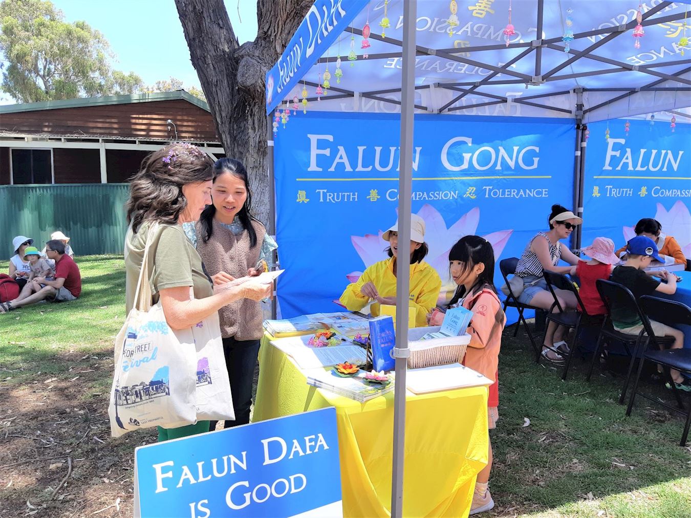'图2:人们向法轮功学员了解真相。'